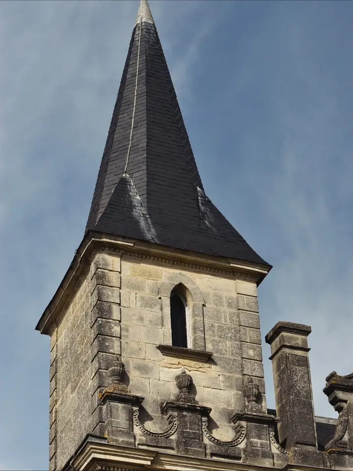 Détail de la flèche d’ardoise et de la pierre sculptée du château