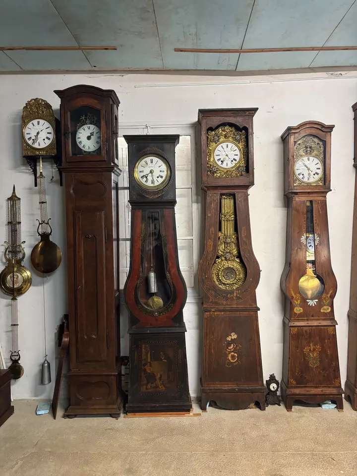 Collection d’horloges comtoises anciennes aux caisses peintes