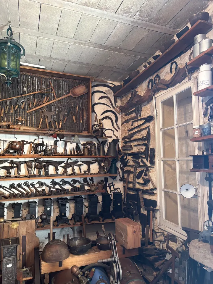 Faux, fers à cheval et outils de forge exposés au musée