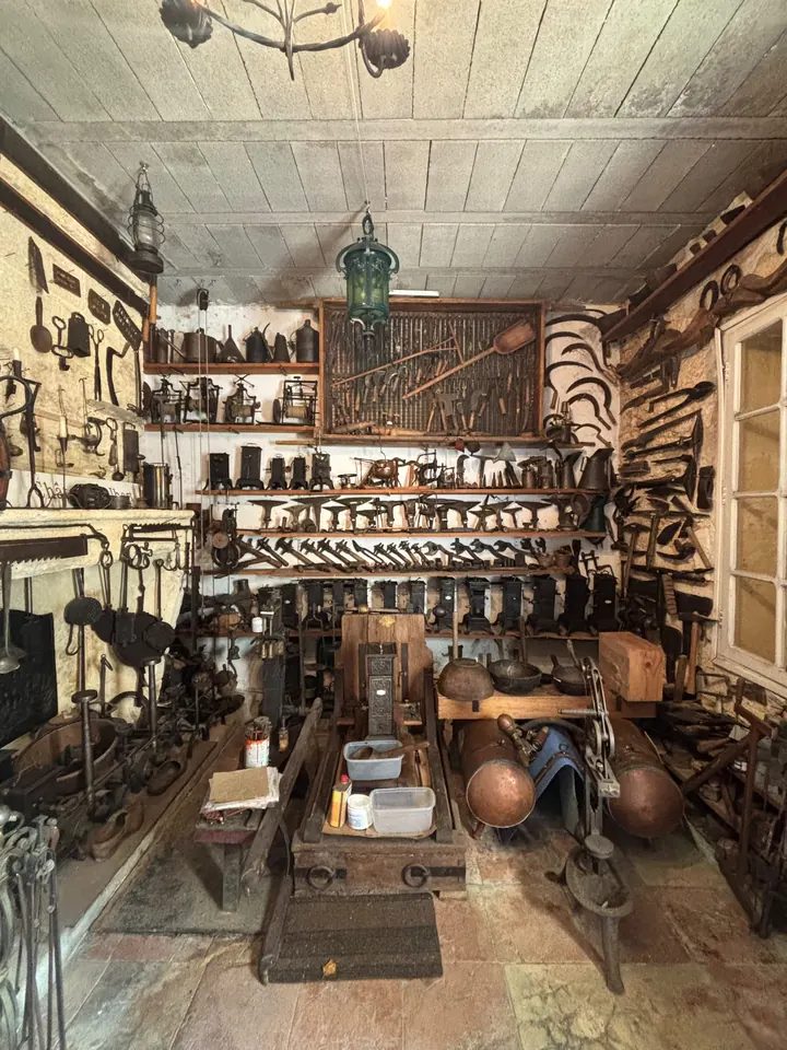 La salle du musée des outils anciens du Château Colbert
